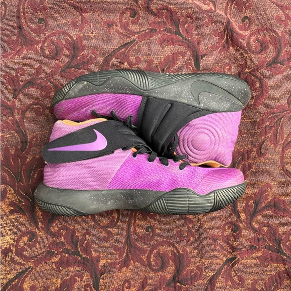 Kyrie 2 Basketball Shoe - Picture 5 of 6